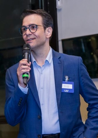 Rafael Campos, estrategista de marca e fundador de The Latam Bridge, durante palestra